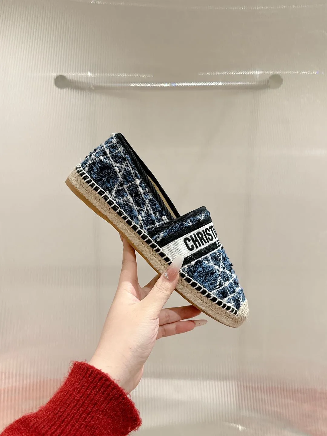 👟👟Ex-factory price 460👟👟 Dior DIOR's new popular early spring fisherman shoes 🆕 Simple, elegant and fashionable, timeless and timeless, it is a classic that will never fade away in the fashion circle, retro fisherman shoes. Original hand-woven surface, electric embroidery technology! Specific cloth surface and rubber outsole. Code number: 35-39 (40.41 customized, non-refundable)